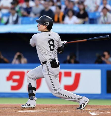 　１回、丸が右越えに先制２ランを放つ