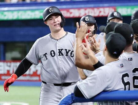 球場騒然　巨人・リチャードとヤクルト・太田が一塁付近で激しくぶつかる