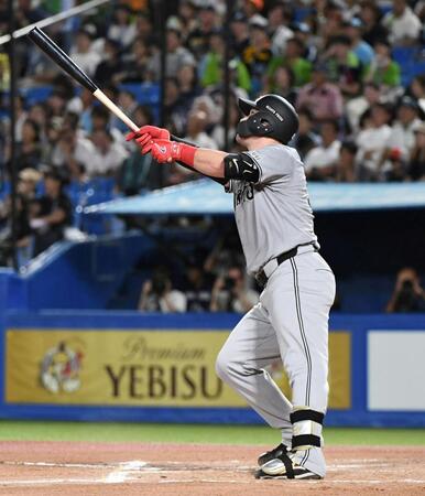 　６回、リチャードは中越えに５号満塁本塁打を放つ（撮影・佐藤厚）