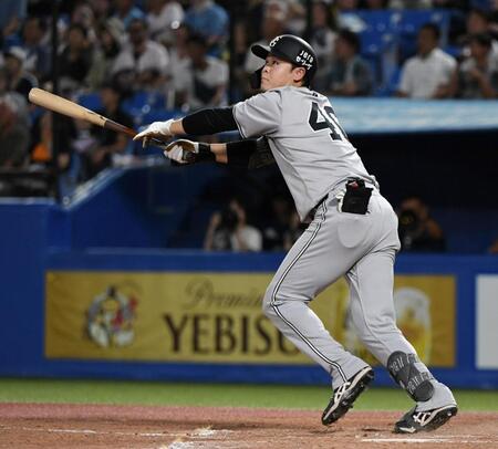 　３回、中山は左越えに２打席連続の５号２ランを放つ（撮影・佐藤厚）