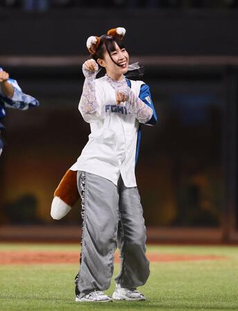 　きつねダンスを踊る鈴木みのり（撮影・中島達哉）