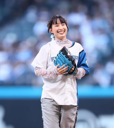 　ファーストピッチセレモニーで投球し、笑顔を見せる鈴木みのり（撮影・中島達哉）