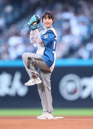 　ファーストピッチセレモニーで投球する鈴木みのり（撮影・中島達哉）