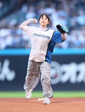 　ファーストピッチセレモニーで投球する鈴木みのり（撮影・中島達哉）