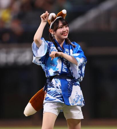 　きつねダンスを踊るファイターズガールの橋本莉々花さん（撮影・中島達哉）