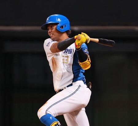 　４回、適時打を放つ水谷（撮影・中島達哉）