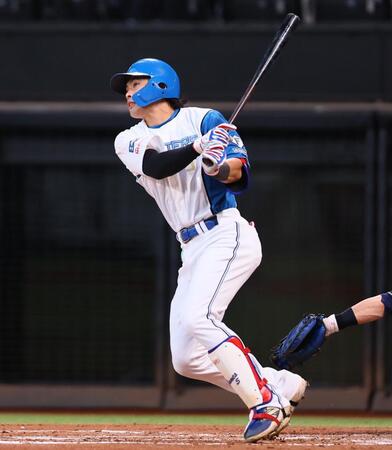 　１回、左前適時打を放つ野村（撮影・中島達哉）