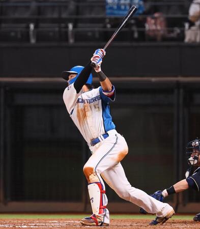 　９回、逆転となる３点適時二塁打を放つ野村（撮影・中島達哉）