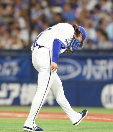 　９回、モンテロに勝ち越し２ランを浴びて降板し悔しくてほえる入江（撮影・金田祐二）