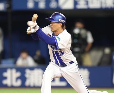 　８回、送りバントを空振りする三森（撮影・金田祐二）