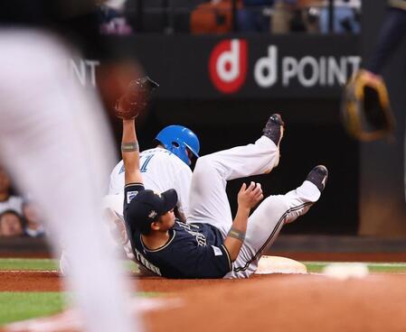 　７回、先頭で四球を選ぶもけん制でタッチアウトになる清宮幸（撮影・中島達哉）