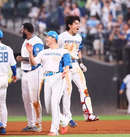 　９回、逆転サヨナラ打を放ち、雄たけびを上げる野村（右）＝撮影・中島達哉