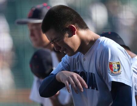 　県岐阜商に敗れ、涙ぐむ横浜の奥村頼