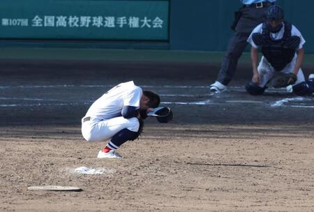 　１１回、県岐阜商・坂口路歩にサヨナラ打を浴びた横浜・奥村頼人（撮影・中田匡峻）