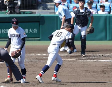 　４回途中で降板する横浜・織田翔希（１０）＝撮影・中田匡峻
