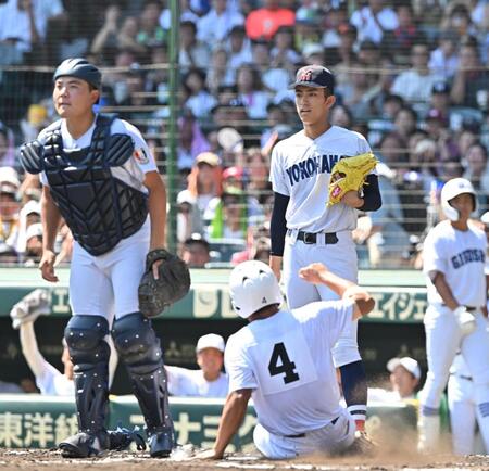 　１回、県岐阜商・内山元太に先制適時二塁打を許した横浜・織田翔希（右）＝撮影・西田忠信