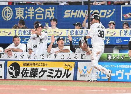 　３回、寺地の遊ゴロの間に生還した高部を迎えるナイン（撮影・持木克友）