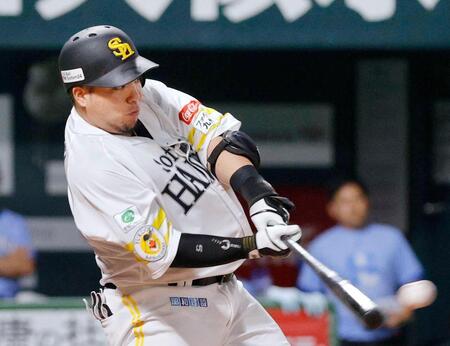 　２回、山川が左翼線に適時打を放つ