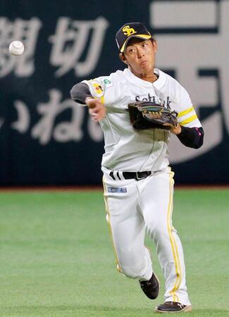 　２回、渡部聖のゴロを一塁へ送球する遊撃手今宮