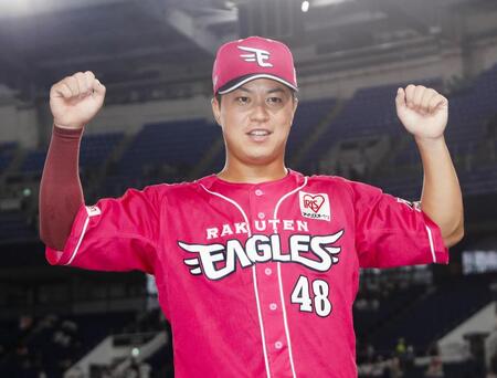 　ロッテに競り勝ち、ポーズをとる渡辺佳