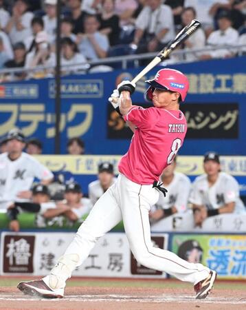 　９回、左前適時打を放つ辰己（撮影・持木克友）