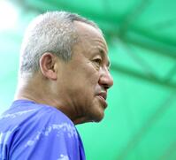 　取材に応じる東洋大姫路・岡田龍生監督（撮影・中田匡峻）