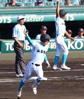 　２回、左越えに同点ソロを放つ山梨学院・横山悠（撮影・山口登）