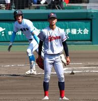 　６回、京都国際・西村一毅は山梨学院・横山悠に適時打を許す（撮影・山口登）