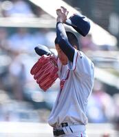 　５回、菰田陽生に走者一掃の右越え適時三塁打を打たれ汗をぬぐう京都国際・西村一毅（撮影・開出牧）