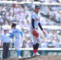 　５回、菰田陽生（後方）に走者一掃の右越え適時三塁打を打たれた京都国際・西村一毅（撮影・開出牧）
