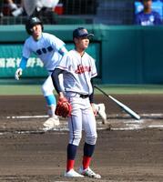 　２回、京都国際・西村一毅は山梨学院・横山悠に同点ソロを許す（撮影・山口登）