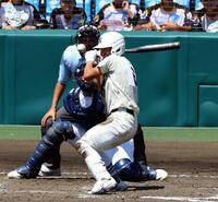 　９回、死球を受ける日大三・松岡翼（撮影・山口登）