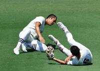 　７回、日大三・本間律輝（左）は松岡翼と激突するも関東第一・入山の飛球を好捕する（撮影・山口登）