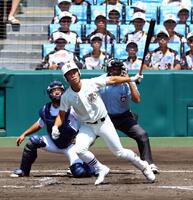 　４回、左前に先制適時打を放つ日大三・豊泉悠斗（捕手　関東一・中浜一葵）＝撮影・山口登