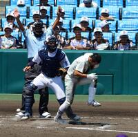 　９回、死球を受ける日大三・松岡翼（撮影・山口登）