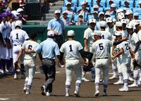 　試合終了し、頭部に死球を受けた日大三・松岡翼（６）は整列に加わらずベンチに戻る（撮影・山口登）