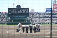 　関東第一（右）と熱戦を繰り広げ準決勝進出を決めた日大三。試合を終え一礼する両校ナイン（撮影・開出牧）