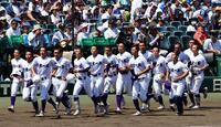 　日大三に敗れ、応援団にあいさつへと向かう関東一ナイン（撮影・山口登）