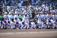 　準々決勝で敗退し甲子園の土を拾う関東第一ナイン（撮影・開出牧）