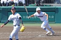 　４回、横浜・織田翔希（左）から左前打を放つ県岐阜商・横山温大（撮影・中田匡峻）