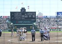 　九回表の攻撃で頭部死球を受けた日大三・松岡翼（後方左）は、勝利後の整列に加われずベンチへ引き揚げる（撮影・開出牧）