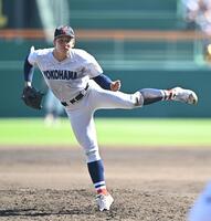 　３番手で力投する横浜・奥村頼人（撮影・西田忠信）