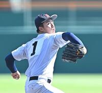 　３番手で力投する横浜・奥村頼人（撮影・西田忠信）