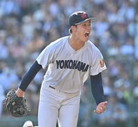 　１０回、県岐阜商・駒瀬陽尊を三振に仕留め、ほえる横浜・奥村頼人（撮影・西田忠信）