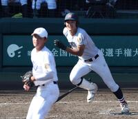 　１０回、県岐阜商・柴田蒼亮（手前）から２点適時打を放つ横浜・阿部葉太（撮影・中田匡峻）