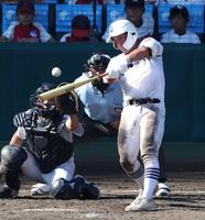 　１０回、走者一掃の同点適時二塁打を放つ県岐阜商・小鎗稜也（撮影・中田匡峻）