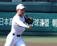 　１０回、横浜・為永皓の打球を処理し、三塁に送球するも暴投となり勝ち越しを許した県岐阜商・柴田蒼亮（撮影・中田匡峻）