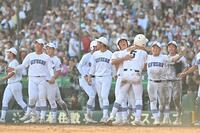 　タイブレークの末、横浜にサヨナラ勝利し喜ぶ県岐阜商ナイン（撮影・西田忠信）