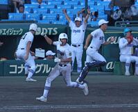 　１１回、サヨナラ打を放ちガッツポーズの坂口路歩と万歳をする県岐阜商・藤井潤作監督（奥）＝撮影・中田匡峻