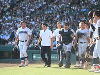 　タイブレークの末、県岐阜商にサヨナラ負けしあいさつに向かう横浜・村田浩明監督（左）ら（撮影・西田忠信）